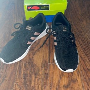 Adidas QT Racer Tennis shoe